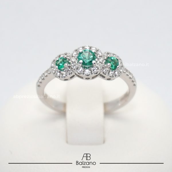anello trilogy smeraldi diamanti offerta tik tok prezzo oro bianco ab preziosi balzano